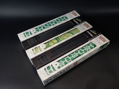 trois manettes Nintendo Wii posées sur une surface noire