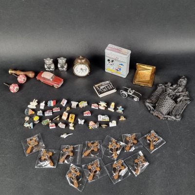 toutes ces figurines miniatures posées sur la table