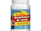 un gros plan d'un flacon de nourriture sur fond blanc