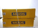 Deux boîtes de Moog sont empilées l'une sur l'autre sur une table.