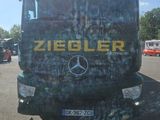 un camion Mercedes-Benz garé sur un parking