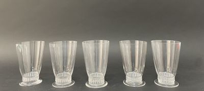 six vases en verre transparent alignés sur une surface noire