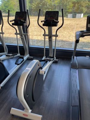 une rangée de vélos d'appartement dans une salle de sport