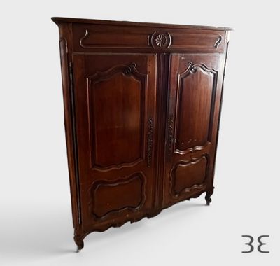 une image représentant une armoire en bois avec trois portes de chaque côté