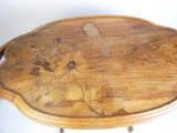 une table en bois ornée d'un motif floral
