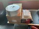 une pile de cartons et un rouleau de papier toilette posés sur une table