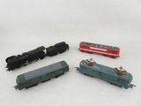 plusieurs petits trains sont alignés sur une surface blanche