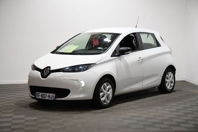 une photo d'une voiture blanche dans un showroom