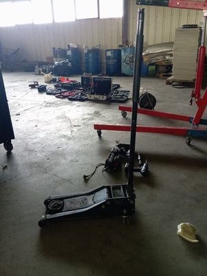 une photo d'un garage avec beaucoup d'outils sur le sol