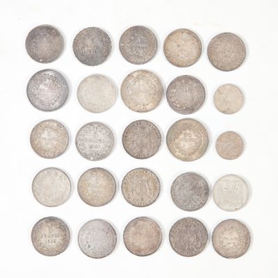 plusieurs types de pièces de monnaie sont disposés sur une surface blanche
