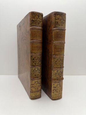 une vieille paire de livres posés l'un sur l'autre