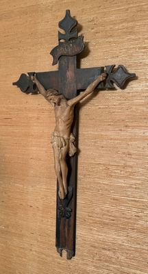 un crucifix en bois accroché au mur