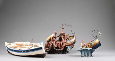 trois figurines représentant des personnes sur un bateau et un homme sur un bateau