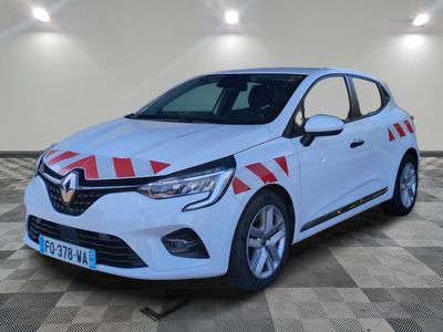 une voiture blanche avec des bandes rouges et blanches garée dans un garage