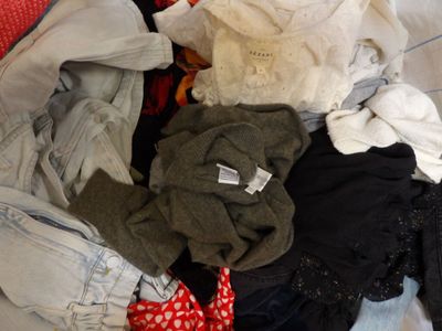 une pile de vêtements sur un lit