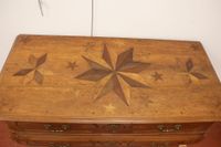 Commode en bois naturel et marqueterie d'étoiles, elle ouvre… (photo 6)
