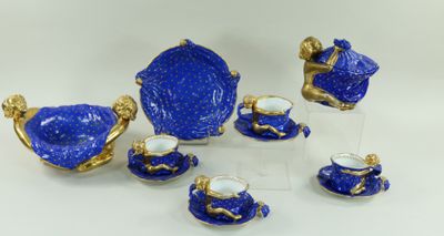 une image représentant un service à thé bleu et or, composé de tasses et de soucoupes