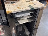 une table sur laquelle est posé un panier de pain