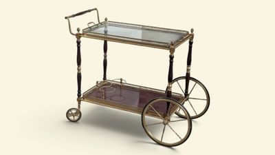 un chariot de bar en verre et en laiton, monté sur roulettes