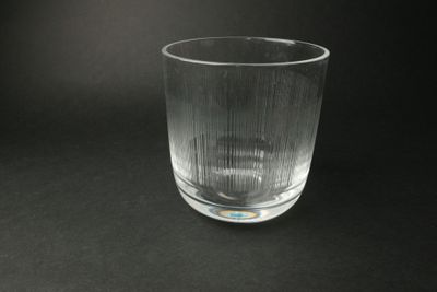 un verre d'eau posé sur une surface noire