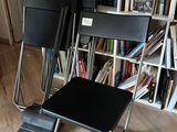 une chaise placée devant une bibliothèque