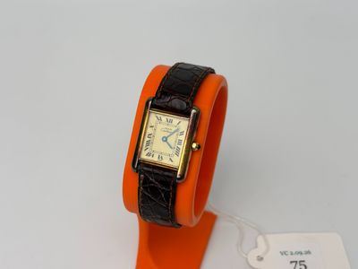 une montre-bracelet orange avec un bracelet noir et une étiquette blanche