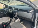 une photo du tableau de bord d'une voiture, la portière étant ouverte