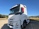 une photo d'un camion blanc garé sur le bord de la route