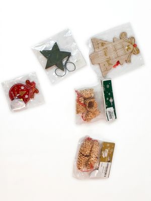 de nombreux types de décorations de Noël sur un fond blanc