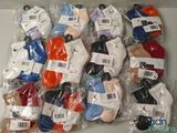 Plusieurs paires de chaussettes sont emballées dans des sacs en plastique sur une table