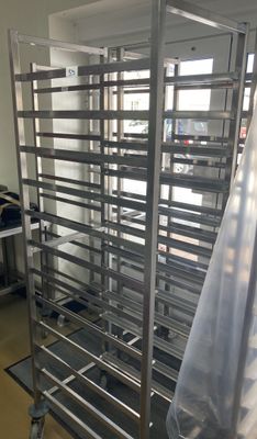 une étagère métallique sur laquelle sont posés plusieurs plateaux