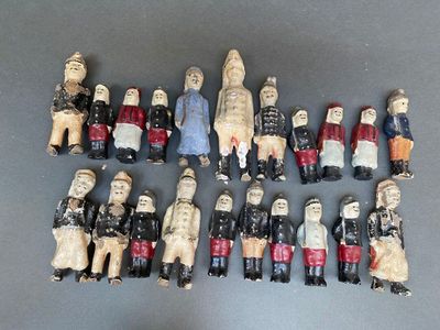 un grand nombre de figurines posées sur une table