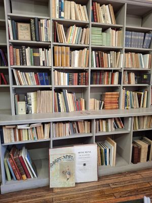 many books that are on the shelves in the library