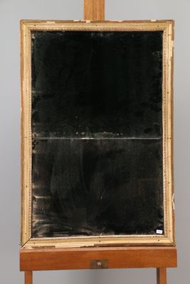 un vieux chevalet en bois surmonté d'un tableau noir