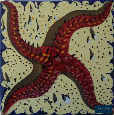 peinture représentant une étoile de mer rouge sur fond jaune parsemé de points noirs