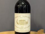 une bouteille de vin rouge posée sur une table en bois