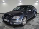une photo d'une Volkswagen Passat bleue garée dans un garage