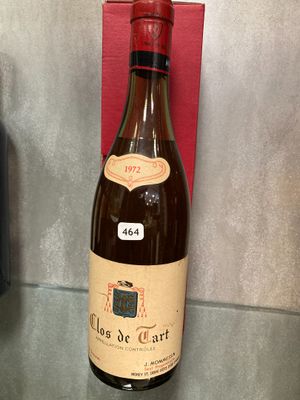 une bouteille de vin posée sur un comptoir