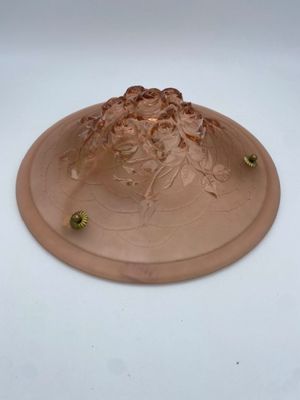 un gâteau posé sur une assiette, sur une table blanche
