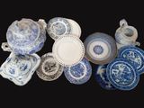 beaucoup d'assiettes et de bols en porcelaine bleue et blanche
