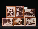 plusieurs photographies en noir et blanc représentant des personnes assises sur une table