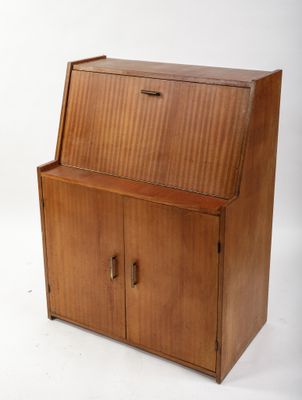 une image représentant un petit meuble en bois muni d'une porte