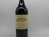 une bouteille de vin posée sur une table