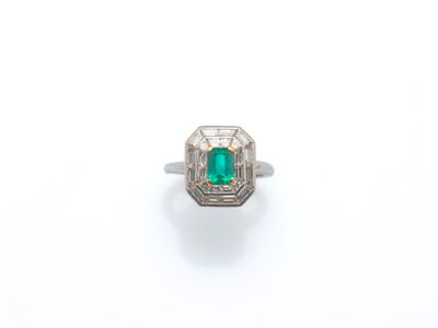 Gros plan sur une bague contenant une pierre verte
