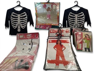 de nombreux articles, notamment un costume de squelette, un t-shirt et une paire de ciseaux