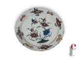 une assiette blanche avec un motif floral