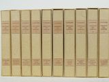 six livres alignés sur une surface blanche