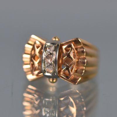 gros plan d'une bague en or ornée de deux diamants