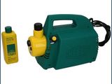 une pompe verte et jaune et un flacon de liquide