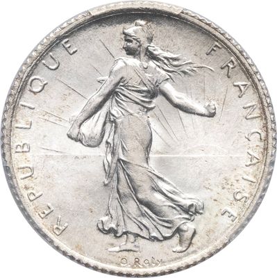 une image représentant une pièce de monnaie sur laquelle on voit une femme en train de marcher